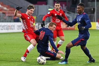 Jong Ajax laat na om uit te lopen op NEC