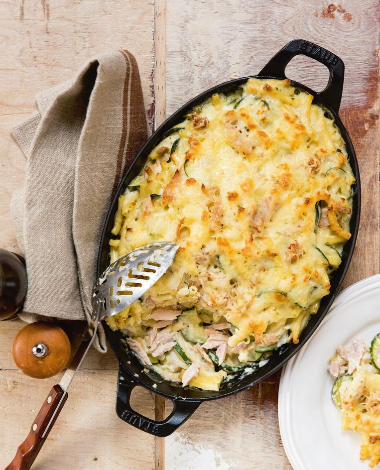 Jeroen Meus maakt macaroni met tonijn, courgette en kaassaus Nina
