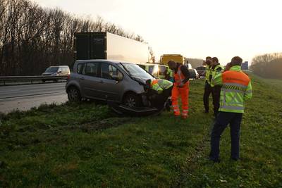 Automobiliste gewond door botsing met vrachtwagen op A50