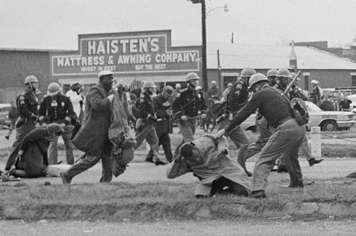 John Lewis violenté par la police, en 1965, à Selma