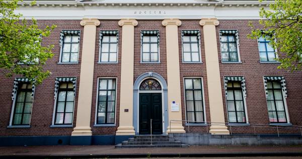 RT @ADnl: Een 36-jarige man uit Emmen die veroordeeld is voor verkrachting, gijzeling en ernstige mishandeling heeft weer een relatie met het slachtoffer. Dat bleek vandaag bij de rechtbank in Assen..