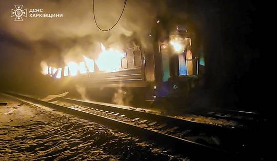 ‘Puur terrorisme’: Russische drones slaan in op Oekraïense trein met honderden passagiers, minstens vijf doden