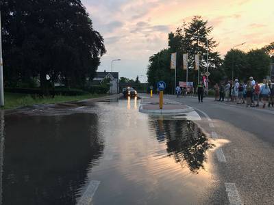Waterlekkage Waardenburg: leiding afgesloten, herstel duurt tot dinsdagochtend