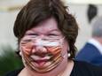 Ex-minister van Volksgezondheid Maggie De Block, met een mondmasker van haar beeltenis.