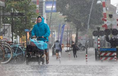 Regen op waterplein Ede