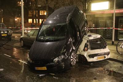 Auto belandt bovenop geparkeerde auto bij aanrijding op Molenweg in Nijmegen