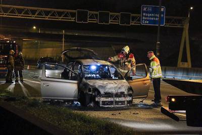 Auto vliegt tijdens het rijden in brand op A12 bij Ede