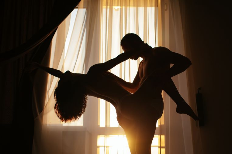Het werd bijna codewoord voor ‘vreemd en acrobatisch seksstandje’. De kamasutra, een tweeduizend jaar oud Indisch boek over erotiek, bevat eigenlijk maar één hoofdstuk met atletische posities, maar net dát is blijven hangen. Het is wat ons overkomt als we ze uitproberen: we blijven hangen.