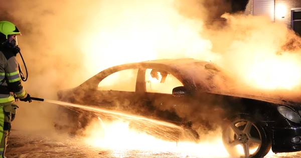 Felle autobrand schrikt nachtelijk Altforst op | West Maas en Waal - De Gelderlander