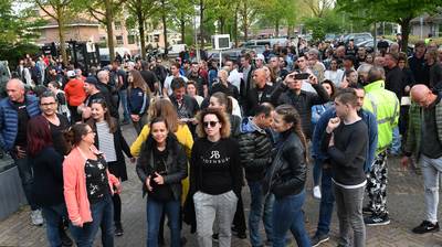 Verbeten gezichten bij rustig verlopen protest tegen sluiting Rodenburg