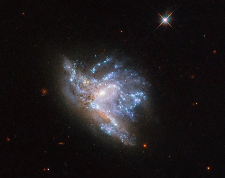 NGC 6052 bestaat feitelijk uit twee sterrenstelsels die met elkaar in botsing zijn.