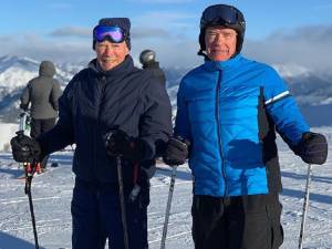 À 72 et 90 ans, Arnold et Clint dévalent les pistes de ski ensemble