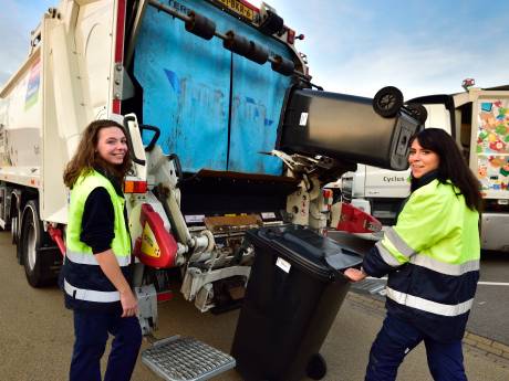 Twee stiefzussen op de vuilniswagen: ‘Je moet niet gaan gillen als je iets vies vindt’