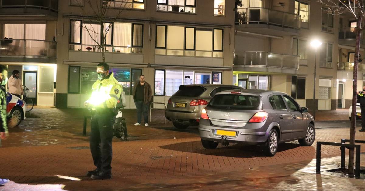 Maaltijdbezorger op scooter verwondt been bij botsing met auto in Veenendaal.