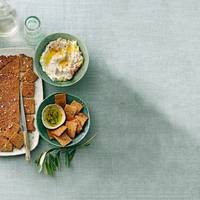 Havercrackers met een heerlijke dip van artisjok
