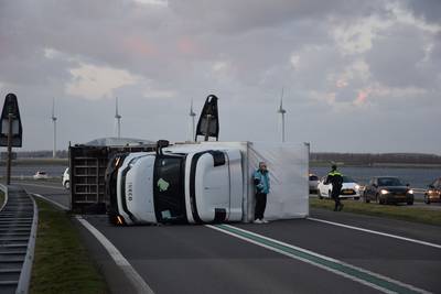 Vrachtwagen kantelt door harde wind op Philipsdam, weg uren afgesloten