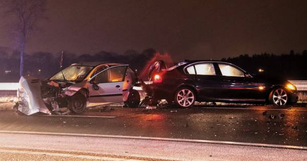 Ravage op A58 door botsing met twee auto's, vier achterliggers kunnen nog net ontwijken