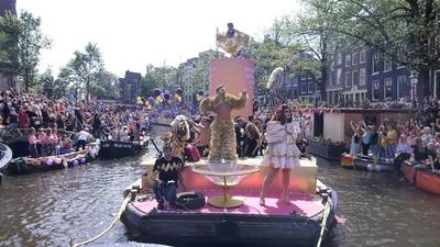 Extravagante feestgangers bij Canal Pride
