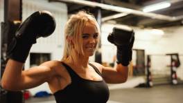 Amy Sonck krijgt eerste kickbox training: "Help!"