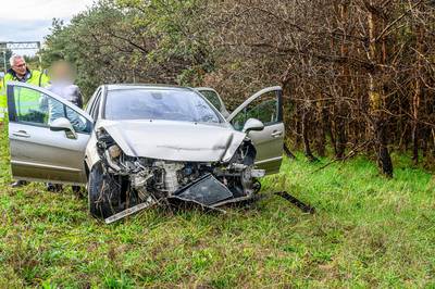 Auto botst tegen vangrail op A58 bij Galder, voertuig zwaar beschadigd