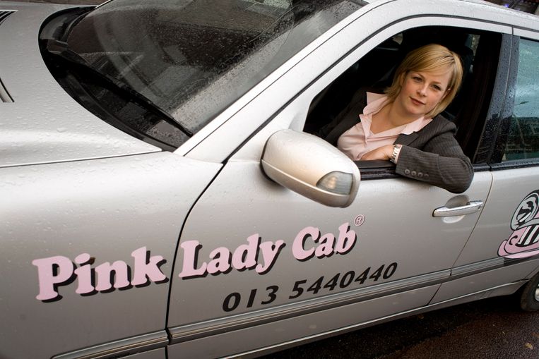 Roze taxi rijdt nu ook in Pakistan - Trouw