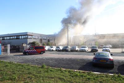 Grote brand op industrieterrein in Tiel: ‘In luttele seconden sloegen de vlammen over’