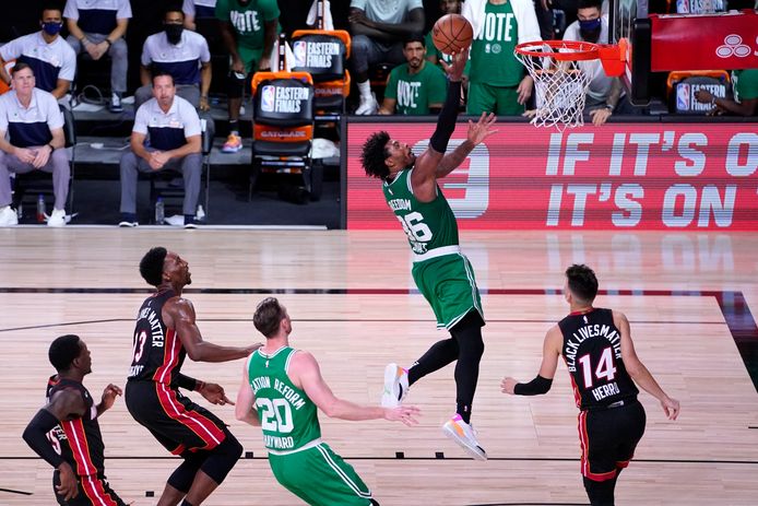 Boston Celtics-guard Marcus Smart op weg naar de ring.