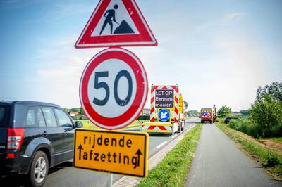 Zo maait de bermmaaibrigade op de Van Heemstraweg bij Dreumel: ‘Heb nu eens BEGRIP’