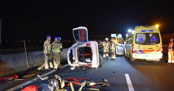 A35 bij Wierden tijdelijk dicht na ongeval: vrouw overgebracht naar ziekenhuis.