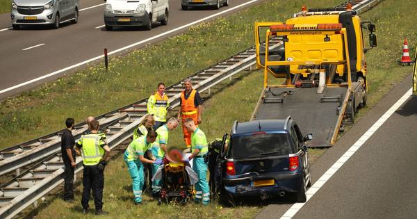 Gewonde naar ziekenhuis na ongeval met twee auto's op A50 bij Herpen - BD.nl