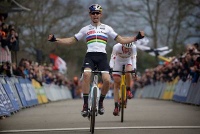 Van Aert slaat toe bij afwezigheid Mathieu van der Poel