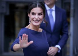 Koningin Letizia laat gespierde rug zien in sexy jurk (die je hier kunt kopen)