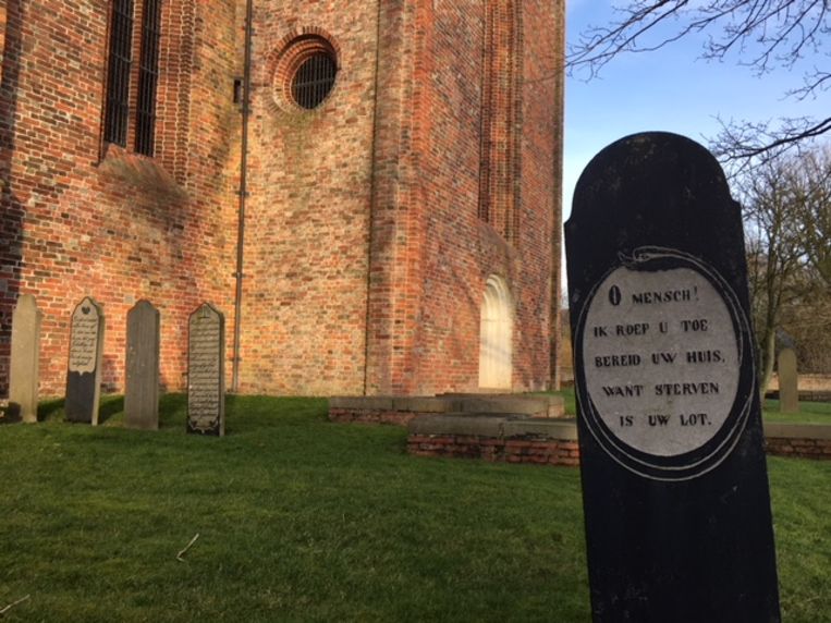 En achter de Jacobus, die zerk met een aanmaning - Trouw