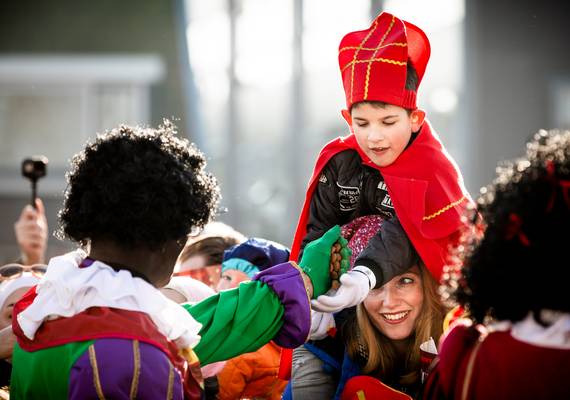 GGD: Sint en Piet, strooi niet met lekkers, maar geef het de kinderen aan in zakjes 