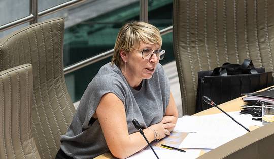 Gennez wijst kenniscentrum toe aan vroegere vzw van kabinetsmedewerker zonder aanbesteding: ‘Belastinggeld voor eigen favorieten’