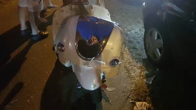 Scooterrijdster klapt op auto in Wageningen