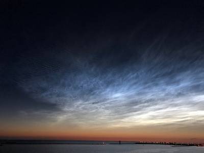 Nederland vergaapt zich aan lichtshow door nachtwolken