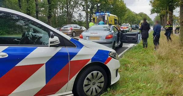 Weer is het raak op de Gronausestraat: kettingbotsing met drie auto’s.