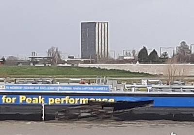 Aanvaring op Waal bij Kekerdom; duwboot boort zich in flank van tankschip