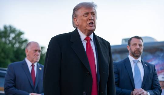 VS en Iran beschieten elkaar opnieuw bij Straat van Hormuz, maar ‘staakt-het-vuren blijft van kracht’, volgens Trump