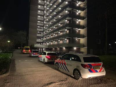 Familielid vindt dode man (63) in ‘vrijgezellenflat’ in Oss: mogelijk overval aan vooraf