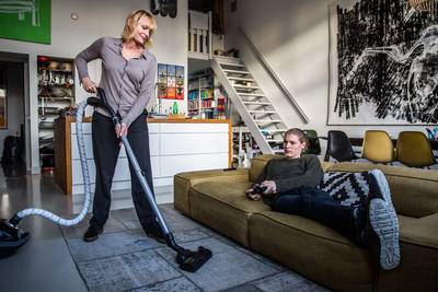 Wat te doen met zoon (20) die blowt en op de bank hangt