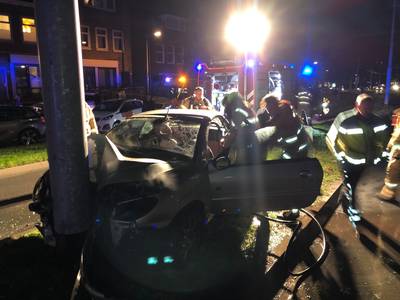 Zwaargewonde door botsing met trolleymast in Arnhem