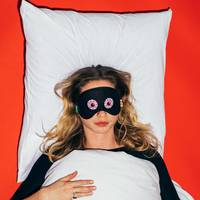 Waarom vrouwen vaker wakker liggen dan mannen: ‘Mijn automatische piloot draait overuren’