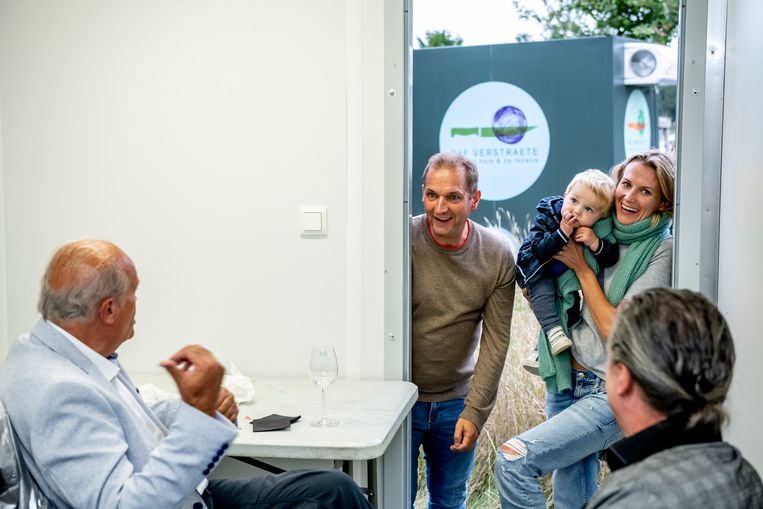 Ook vriendin Caroline zorgt voor de nodige ontspanning bij de gastheer.