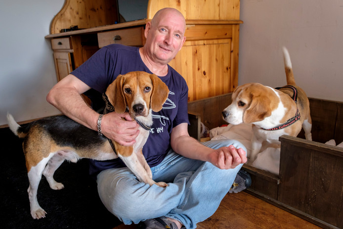 Carlos van As met zijn nog twee levende honden. Vorige week overleed er eentje nadat hij 
ontbijtkoek at waar suikervervanger xyliotol in zit.