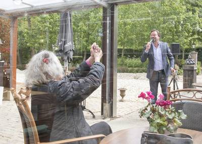 Met zanger Frank in de anderhalve-meter-polonaise