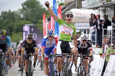 Van der Poel vloert Bouhanni in de sprint