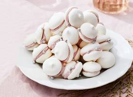 Mini-meringues met frambozenvulling