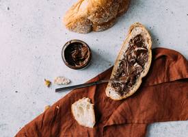 Dit zoete broodbeleg kun je beter niet te vaak op je brood smeren